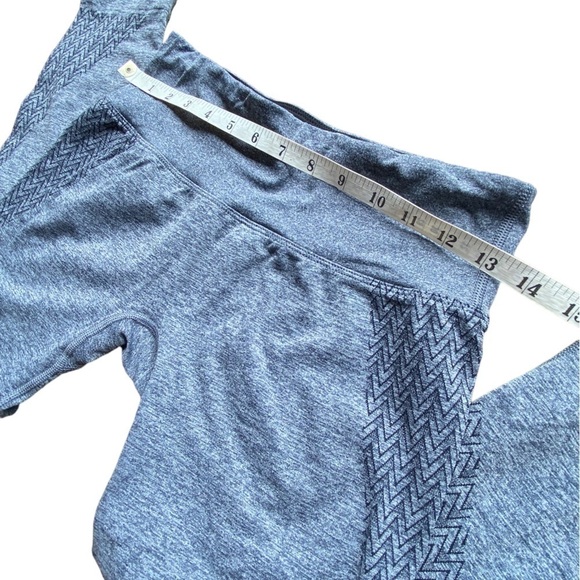 Lorna Jane Gray Seamless Capri Leggings Size Medium - Picture 10 of 12